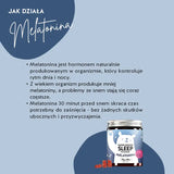 Oto jak działają witaminy na sen Super Snooze z melatoniną: Melatonina to hormon wytwarzany naturalnie w organizmie, który kontroluje rytm dnia i nocy. Wraz z wiekiem organizm produkuje mniej melatoniny, a problemy ze snem pojawiają się coraz częściej. Melatonina przyjmowana 30 minut przed snem skraca czas potrzebny na zaśnięcie.